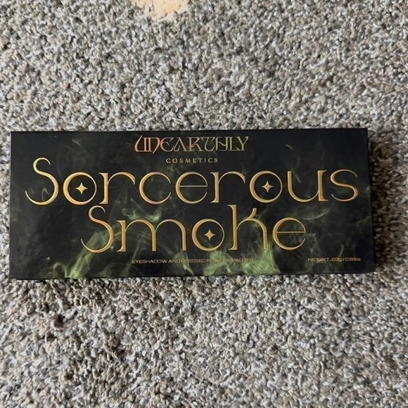 Unearthly Cosmetics "Sorcerous Smoke" eyeshadow palette - Picture 2 of 6